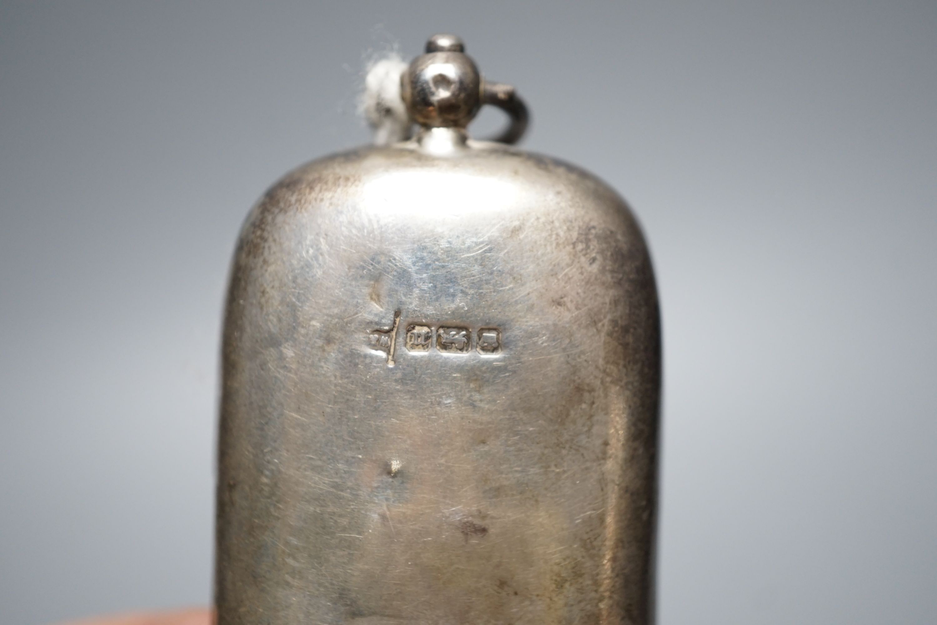 An Edwardian silver combination vesta and sovereign case, Walker & Hall, Sheffield, 1904, 71mm.
